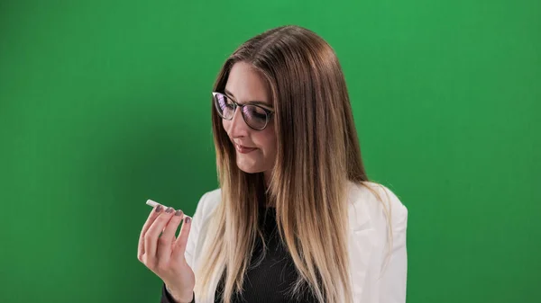 Jovem mulher está feliz que seu teste de Corona é negativo — Fotografia de Stock