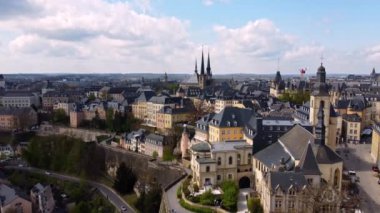 Luxemburg şehrinin havadan görünüşü ve güzel eski kasabası.