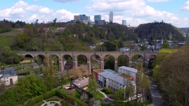 Das berühmte Viadukt in Luxemburg von oben — Stockvideo