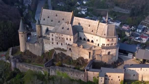 Berühmtes Schloss Vianden in Luxemburg — Stockvideo
