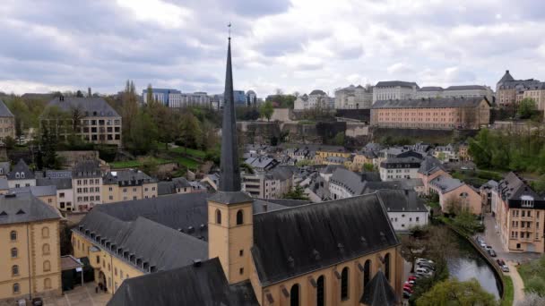 Ноймунстерское аббатство в историческом центре Люксембурга — стоковое видео