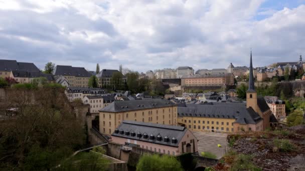 La ciudad de Luxemburgo con su hermoso casco antiguo — Vídeos de Stock