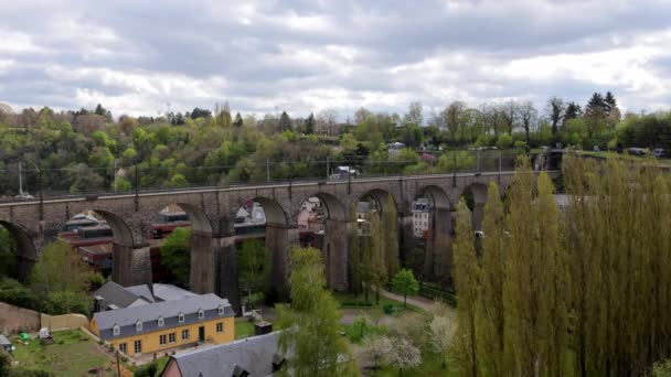 Das Viadukt im Stadtzentrum von Luxemburg — Stockvideo