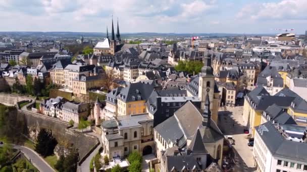 Die historischen Gebäude der Stadt Luxemburg von oben — Stockvideo