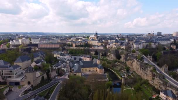 Luftaufnahme über die Stadt Luxemburg mit ihrer schönen Altstadt — Stockvideo