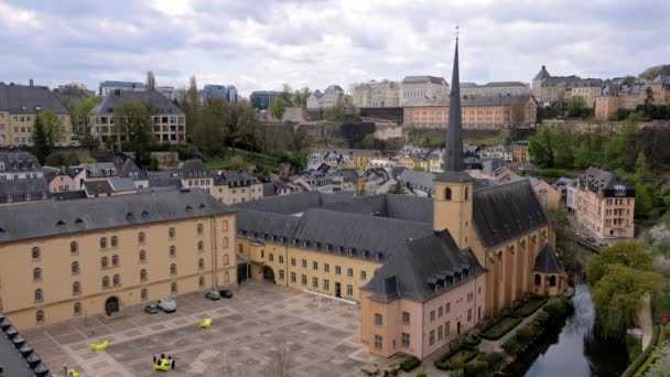 Abtei Neumünster in der historischen Innenstadt von Luxemburg — Stockvideo