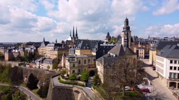 Oude binnenstad in de stad Luxemburg van bovenaf — Stockvideo
