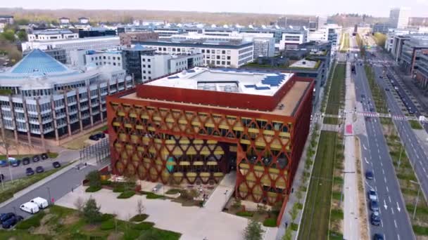 Yukarıdan John F. Kennedy Bulvarı 'ndaki KPMG Luxemburg binası - finans bölgesi - LUXEMBURG Şehri, LUXEMBURG - 30 Nisan 2021 — Stok video