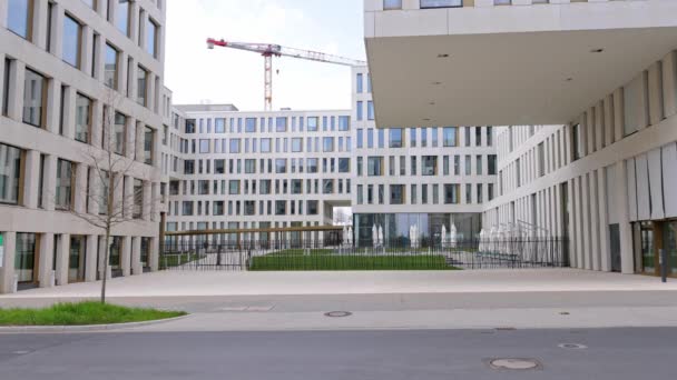 Banco Europeo de Inversiones en el distrito financiero de Luxemburgo - LUXEMBURG CITY, LUXEMBURG - 30 DE ABRIL DE 2021 — Vídeos de Stock