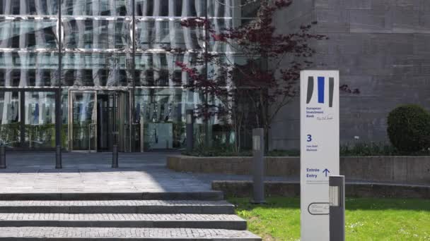 Banco Europeu de Investimento no distrito financeiro do Luxemburgo - LUXEMBURGO CITY, LUXEMBURGO - 30 de abril de 2021 — Vídeo de Stock