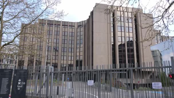Europese Rekenkamer in Luxemburg - LUXEMBURG City, LUXEMBURG - APRIL 30, 2021 — Stockvideo