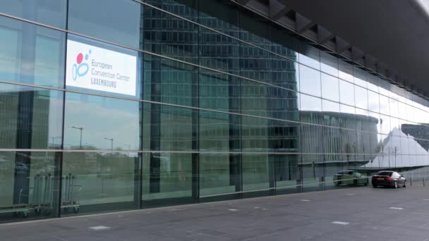 Ευρωπαϊκό Συνεδριακό Κέντρο Λουξεμβούργο στη σύγχρονη περιοχή - LUXEMBURG CITY, LUXEMBURG - 30 Απριλίου 2021 — Αρχείο Βίντεο