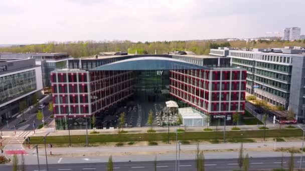 EY building in the financial district in the city of Luxembourg - LUXEMBURG CITY, LUXEMBURG - 30 de abril de 2021 — Vídeo de Stock