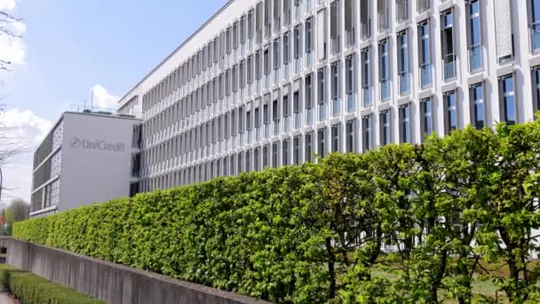 Uni Edifício bancário de crédito no distrito financeiro do Luxemburgo - CIDADE LUXEMBURGO, LUXEMBURGO - 30 DE ABRIL DE 2021 — Vídeo de Stock