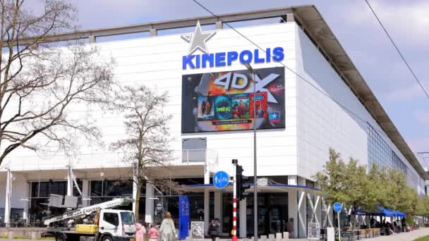 Kinepolis cinema a Lussemburgo - CITTÀ DEL LUSSEMBURGO, LUSSEMBURGO - 30 APRILE 2021 — Video Stock