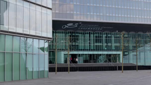 Europäisches Kongresszentrum Luxemburg im modernen Stadtteil - LUXEMBURG CITY, LUXEMBURG - 30. APRIL 2021 — Stockvideo