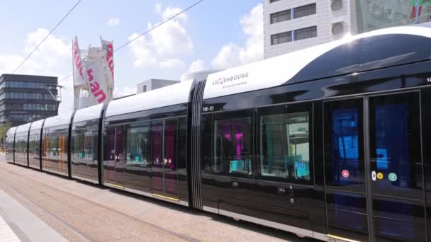 Öffentliche Verkehrsmittel in Luxemburg - die Straßenbahn - LUXEMBURG CITY, LUXEMBURG - 30. April 2021 — Stockvideo