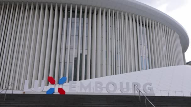 Luxemburgo Philharmonie Concert Hall no bairro moderno - LUXEMBURG CITY, LUXEMBURG - 30 de abril de 2021 — Vídeo de Stock