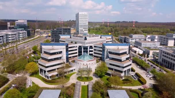 Edifício do banco BNP Paribas no distrito financeiro da cidade de Luxemburgo - CIDADE LUXEMBURGO, LUXEMBURGO - 30 DE ABRIL DE 2021 — Vídeo de Stock