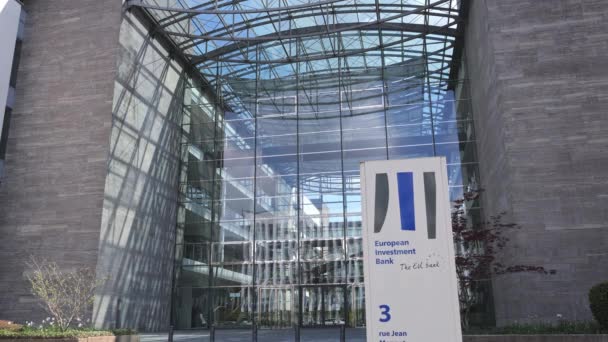 Europäische Investitionsbank im Finanzviertel von Luxemburg - LUXEMBURG CITY, LUXEMBURG - 30. April 2021 — Stockvideo
