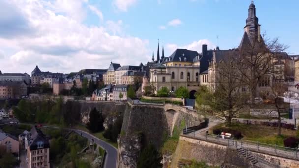 Historické budovy ve městě Lucemburk shora — Stock video