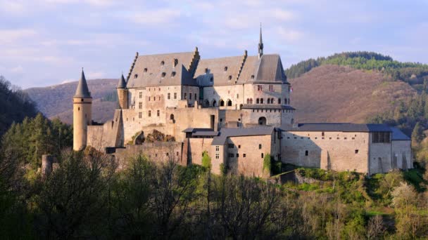 Híres történelmi Vianden kastély Luxemburgban — Stock videók