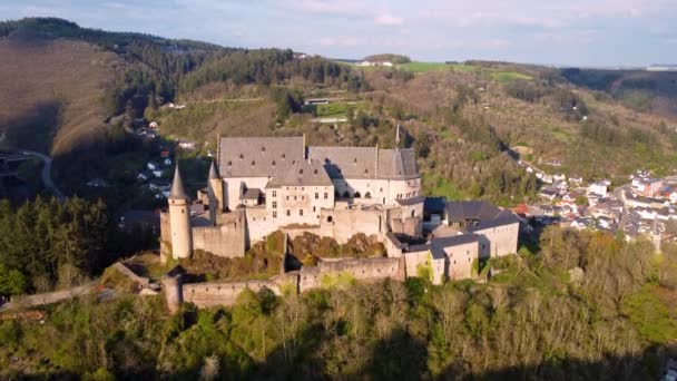 A híres Vianden kastély Luxemburgban — Stock videók