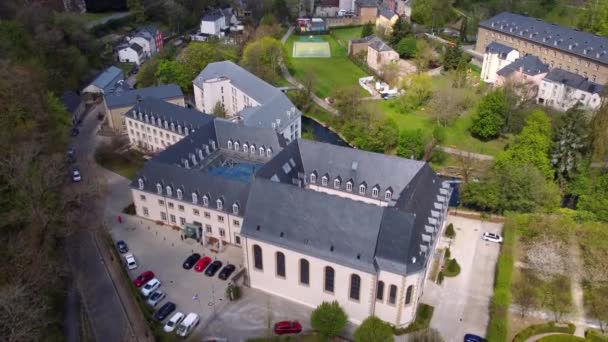 Die historischen Gebäude der Stadt Luxemburg von oben — Stockvideo