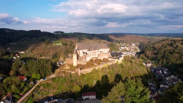 Letecký pohled na hrad Vianden v Lucemburku — Stock video