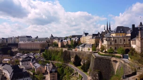 Let nad městem Lucembursko - stará městská čtvrť — Stock video