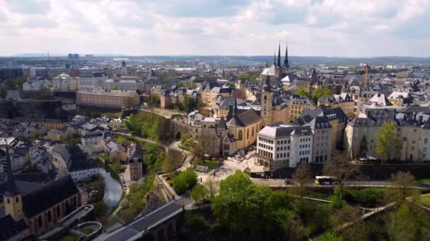 Över hustaken i Luxemburg - den gamla stadsdelen uppifrån — Stockvideo