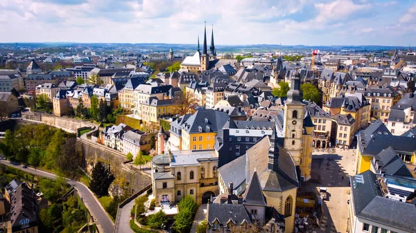 De historiska byggnaderna i staden Luxemburg uppifrån — Stockfoto