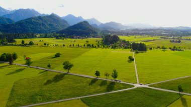 Alman Alpleri 'nin Allgau bölgesindeki Bavyera' daki tipik manzara