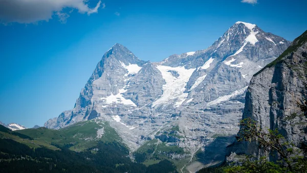 Впечатляющие горы и ледники в швейцарских Альпах — стоковое фото