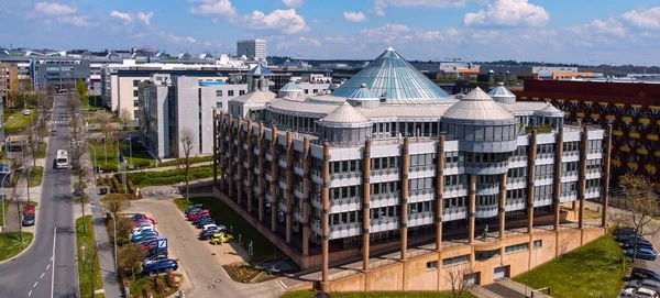 Deutsche Bank Building en el distrito financiero de Luxemburgo - LUXEMBURG CITY, LUXEMBURG - 30 DE ABRIL DE 2021 —  Fotos de Stock