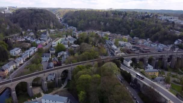 Das berühmte Viadukt in Luxemburg von oben — Stockvideo