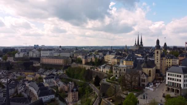 Luftaufnahme über die Stadt Luxemburg mit ihrer schönen Altstadt — Stockvideo