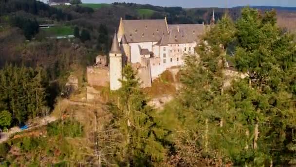 Uitzicht vanuit de lucht op Kasteel Vianden in Luxemburg — Stockvideo