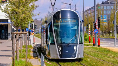 Lüksemburg 'da toplu taşıma - tramvay - LUXEMBURG Şehri, LUXEMBURG - 30 Nisan 2021