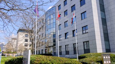 Lüksemburg 'un finans bölgesinde bulunan Credit Suisse Bank binası - LUXEMBURG CITY, LUXEMBURG - 30 Nisan 2021