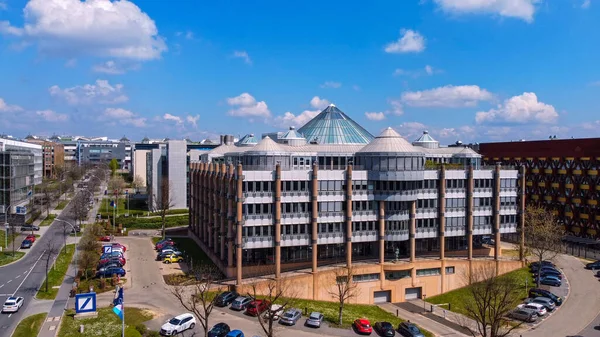 Deutsche Bank Building en el distrito financiero de Luxemburgo - LUXEMBURG CITY, LUXEMBURG - 30 DE ABRIL DE 2021 —  Fotos de Stock