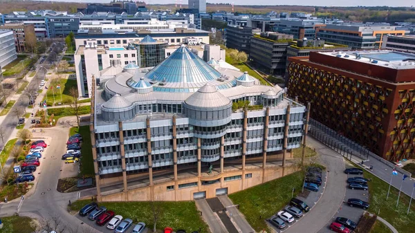 Deutsche Bank Building en el distrito financiero de Luxemburgo - LUXEMBURG CITY, LUXEMBURG - 30 DE ABRIL DE 2021 —  Fotos de Stock