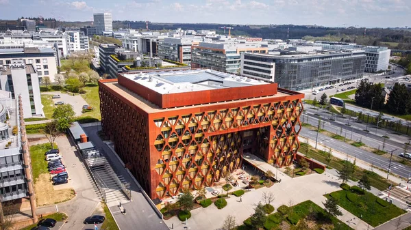 KPMG Luxemburg building at Avenue John F Kennedy from above - financial district - LUXEMBURG CITY, LUXEMBURG - 30 DE ABRIL DE 2021 —  Fotos de Stock