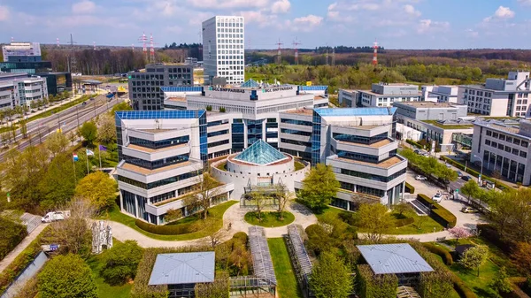 Будівля банку BNP Paribas у фінансовому районі міста Люксембург - LUXEMBURG CITY, LUXEMBURG - APRIL 30, 2021 — стокове фото