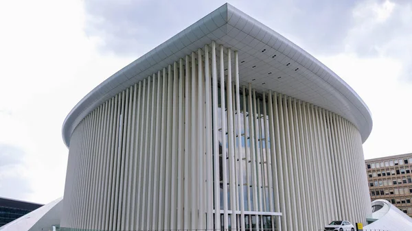 Luxemburg Philharmonie konserthus i det moderna distriktet - LUXEMBURG CITY, LUXEMBURG - APRIL 30, 2021 — Stockfoto