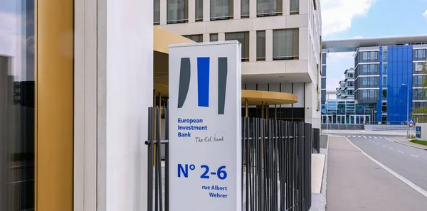Banco Europeo de Inversiones en el distrito financiero de Luxemburgo - LUXEMBURG CITY, LUXEMBURG - 30 DE ABRIL DE 2021 —  Fotos de Stock