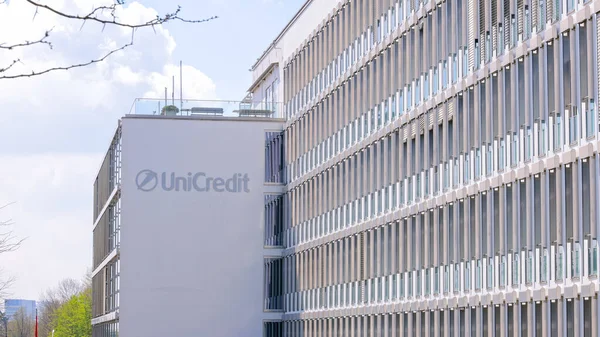 Lüksemburg 'un finans bölgesinde bulunan Uni Kredi Bankası Binası - LUXEMBURG Şehri, LUXEMBURG - 30 Nisan 2021 — Stok fotoğraf