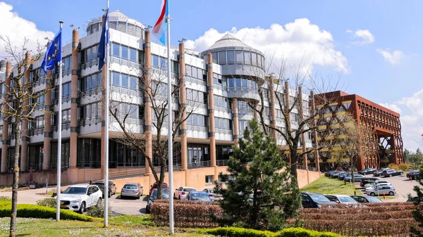 Edificio del Deutsche Bank en el distrito financiero de la ciudad de Luxemburgo - LUXEMBURG CITY, LUXEMBURG - 30 DE ABRIL DE 2021 — Foto de Stock