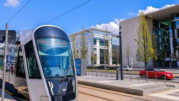 Общественный транспорт Люксембурга - трамвай - LUXEMBURG CITY, LUXEMBURG - 30 апреля 2021 — стоковое фото