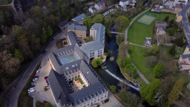 Die historischen Gebäude der Stadt Luxemburg von oben — Stockvideo